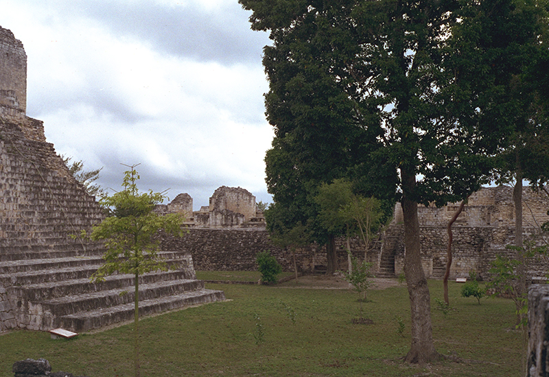 Becán: Benches & platforms