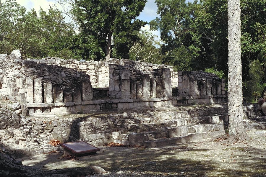 Detail of the platform and front facade of Structure III