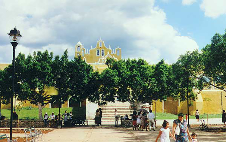Izamal: Basilica of San Antonio de Padua see from the Plaza