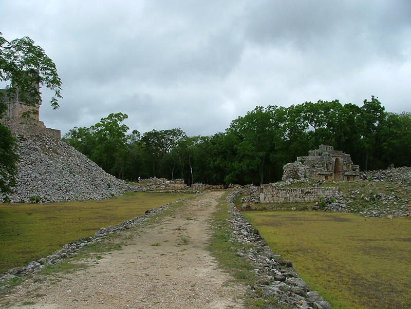 El Mirador, Structures 7/8, Arch from Sacbe