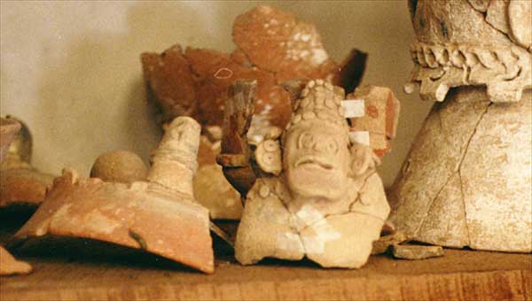 Lamanai Museum: Pottery figure
