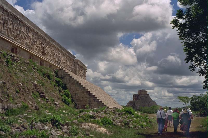 Uxmal, Photo of House of the Governor with El Adivino in background
