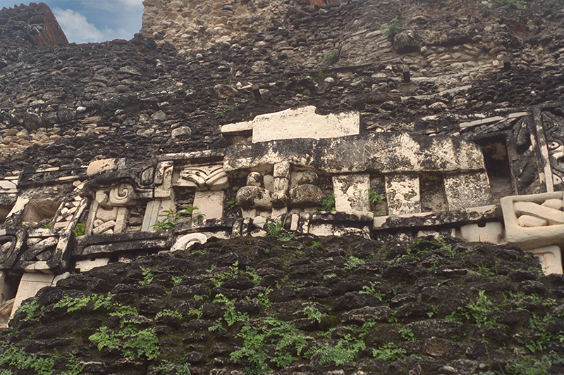 Xunantunich, Str. A-6 east frieze